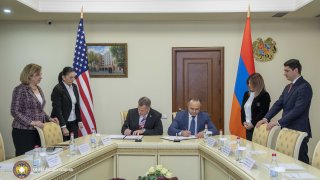 Следственный комитет РА и Управление по борьбе с наркотиками Министерства юстиции США подписали меморандум о сотрудничестве (фото)